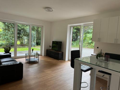 een woonkamer met een bank en een tafel bij D&M Apartament Buchholz Sprötze in Buchholz in der Nordheide