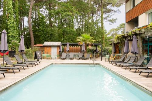 The swimming pool at or close to ibis Arcachon la Teste de Buch