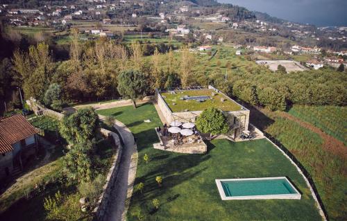 una vista aérea de una finca con piscina en Quinta do Outeiro 1598, en Ponte da Barca