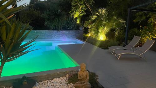 Villa standing piscine privée en écrin de verdure 내부 또는 인근 수영장