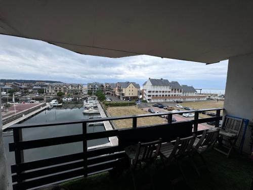 En balkong eller terrasse på Logement entier dans le port de Deauville