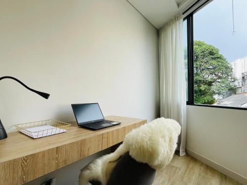 a room with a desk with a laptop computer on it at Apartamento Entero en Pinares Pereira in Pereira