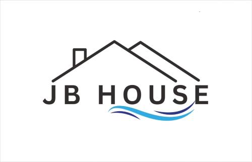 JB House Patong في شاطيء باتونغ: شعار المنزل مع كلمة jb house