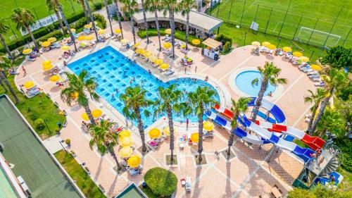 - une vue sur la piscine d'un complexe dans l'établissement Viking Park Hotel, à Kemer