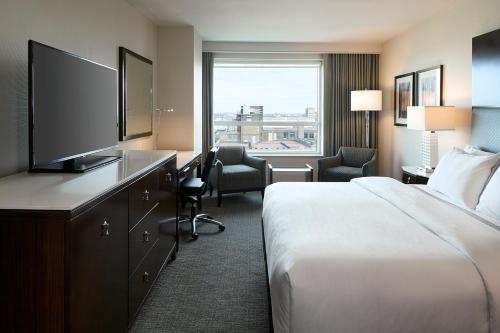 una camera d'albergo con letto e TV di Le Westin Montreal a Montréal