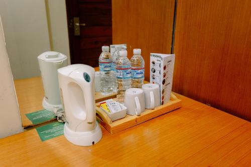 een aanrecht met een waterdispenser en flessen water bij Graha Kartika Sriwijaya Hotel in Palembang