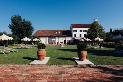 A garden outside Villa Giulia Relais Spa Events