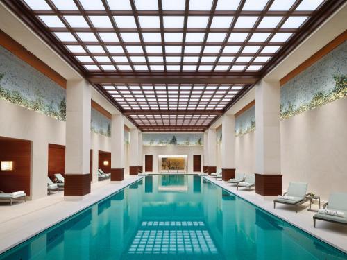 Piscina a The Peninsula London o a prop