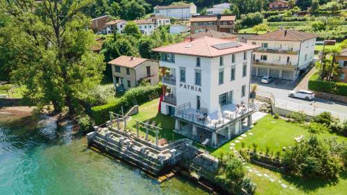 una vista aérea de una gran casa sobre el agua en Villa Patria B&B, en Brusino Arsizio