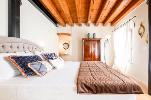 Una cama o camas en una habitación de Villa Giulia Relais Spa Events