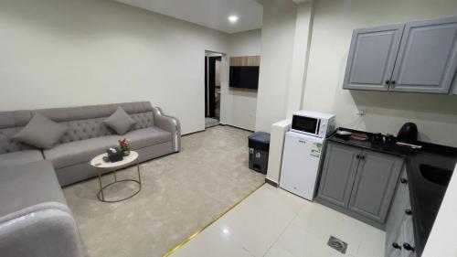 A kitchen or kitchenette at لاريس للشقق المخدومة