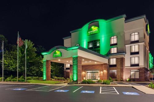 un hotel con una luce verde sopra di esso di Wingate by Wyndham Louisville East a Louisville