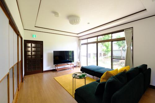 TV i/ili multimedijalni sistem u objektu Villa Hiratsuka ツバメキタル-Vacation STAY