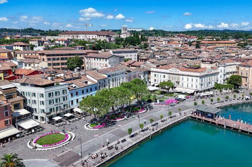 Otelden çekilmiş Desenzano del Garda şehrinin genel bir manzarası veya şehir manzarası