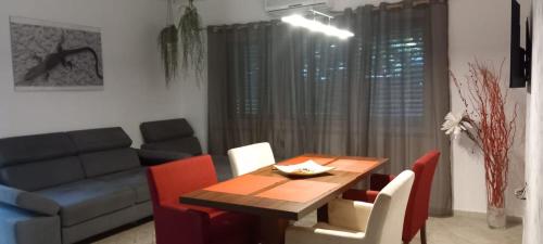 uma sala de estar com uma mesa de jantar e um sofá em Apartments Stari Pavle em Brela