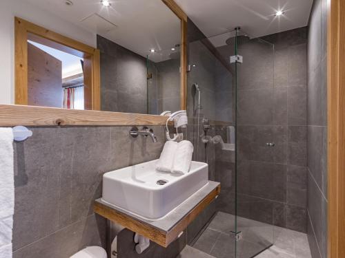 bagno con lavandino e doccia di Tennenwirt Hotel & Guesthouse a Söll