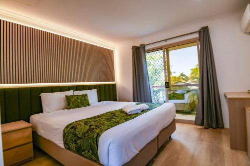 een slaapkamer met een groot bed en een raam bij Ingenia Holidays Taigum in Brisbane