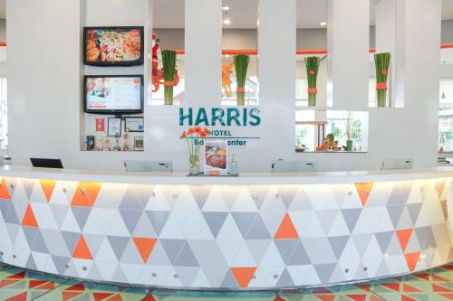 un mostrador de recepción en un restaurante de comida rápida en HARRIS Hotel Batam Center, en Batam Centre