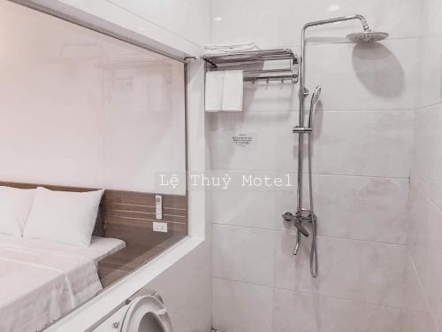 bagno con doccia e servizi igienici. di Lệ Thuỷ Motel a Hai Phong