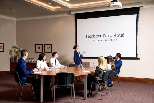 Гости, отседнали в Herbert Park Hotel and Park Residence