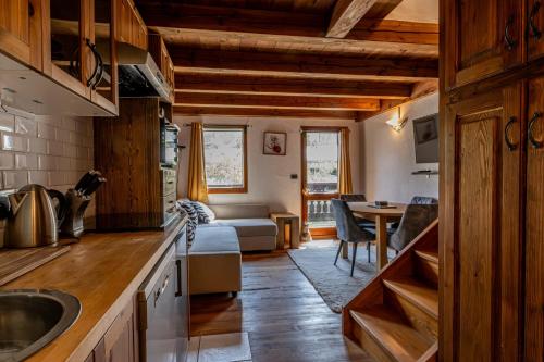 A kitchen or kitchenette at Balcon de l'Arve- Charming Duplex in Chamonix Centre