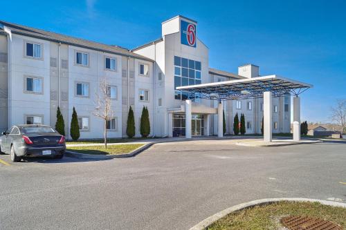 a hotel with a car parked in front of it at Motel 6-Peterborough, ON in Peterborough