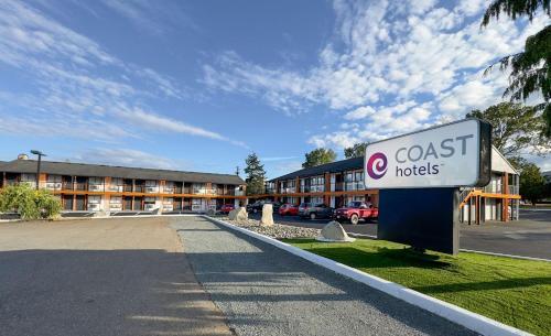 un panneau devant un bâtiment abritant un hôtel de château dans l'établissement Coast Courtenay Hotel, à Courtenay