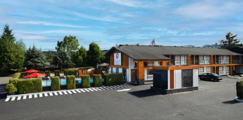 un bâtiment avec un parking en face de celui-ci dans l'établissement Coast Courtenay Hotel, à Courtenay