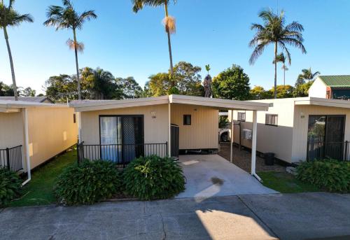 een huis met palmbomen op de achtergrond bij Ingenia Holidays Taigum in Brisbane