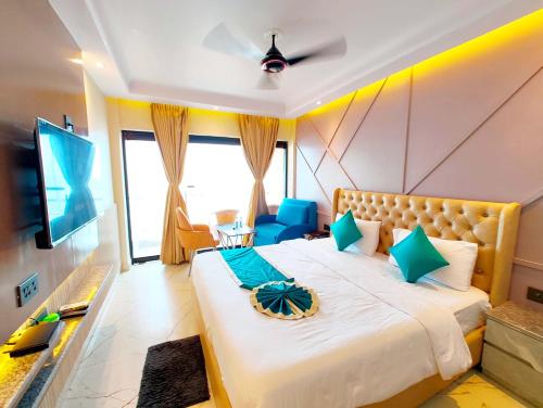 um quarto com uma cama grande e uma televisão em SEA VIEW HOTEL DREAMLAND PURI -হোটেল ড্রিমল্যান্ড পুরী Rooms-sea view fully-air-conditioned-hotel with-lift-Restaurant-and-parking-facility - New marine Drive Road - Book Now em Puri