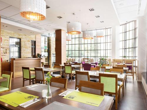 Mercure Warszawa Airport tesisinde bir restoran veya yemek mekanı