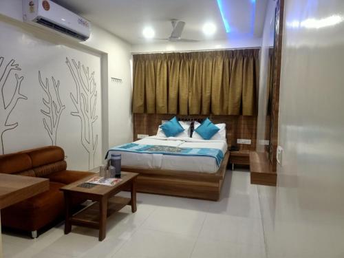 Tempat tidur dalam kamar di Hotel Citizen - Near Surat Railway Station