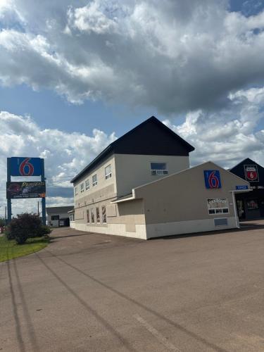 ein Gebäude mit einem Schild neben einer Tankstelle in der Unterkunft Motel 6-Moncton, NB in Moncton