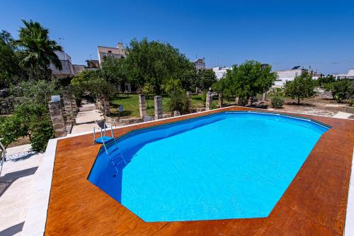 - une grande piscine bleue au-dessus d'un bâtiment dans l'établissement AlSalento Villa De Donno, à Specchia