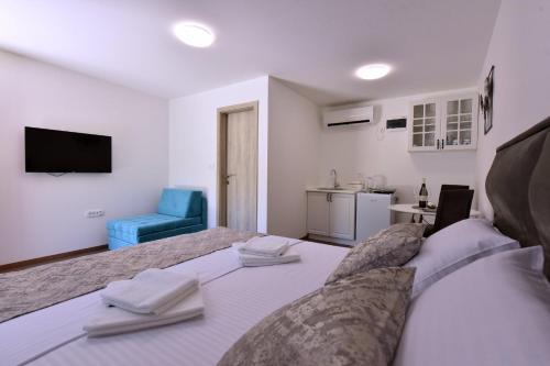 Giường trong phòng chung tại Airport Apartments TRI HRASTA