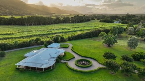 una vista aerea di una tenuta con una casa di The Hampton Lodge a Port Douglas