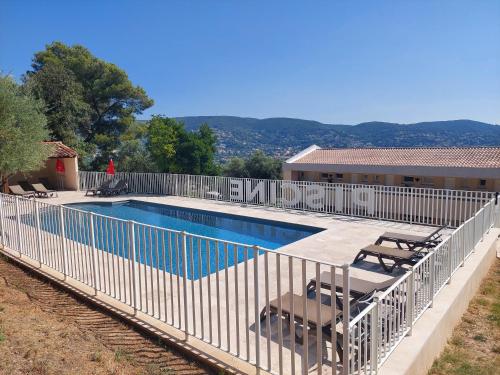 A piscina localizada em Logis Hotel Le Col De L'ange ou nos arredores