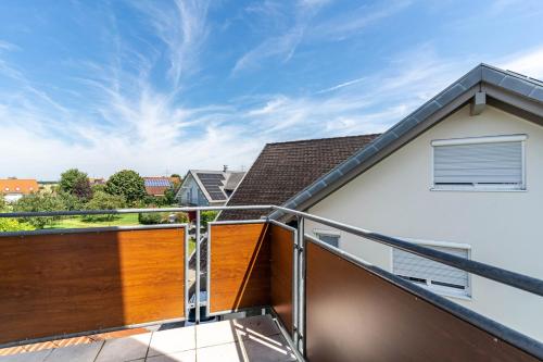 een balkon met houten en metalen reling bij Ferienwohnung Leon in Kappel-Grafenhausen