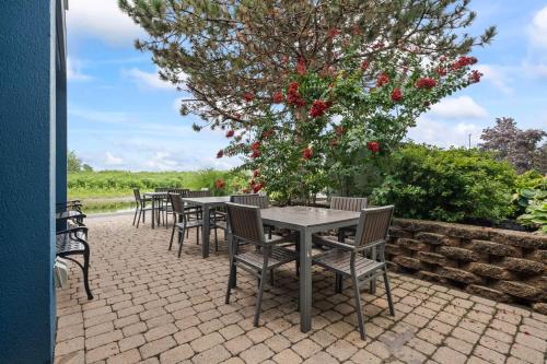 A garden outside Hampton Inn Ridgefield Park