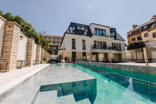 una piscina frente a un edificio en Hotel Auris, en Szeged