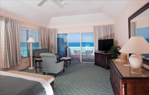 een hotelkamer met een bed en een televisie bij Pompano Beach Club in Southampton