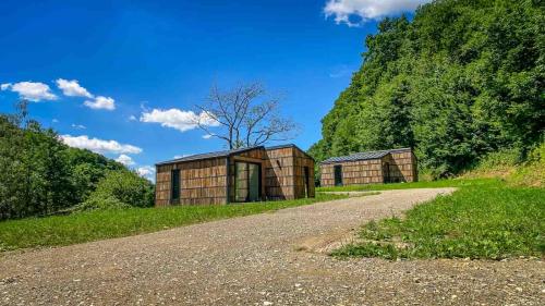 uma casa numa colina ao lado de uma estrada de terra em Rózin- klimatyczne domki całoroczne I Jura Krakowsko-Częstochowska em Krzeszowice