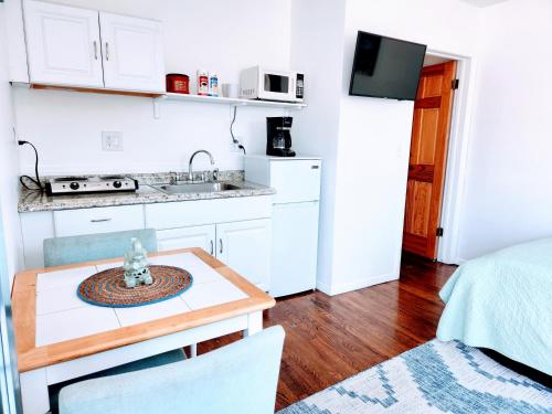 Кухня или кухненски бокс в Studio, 5 minutes to Venice Beach Free Parking!