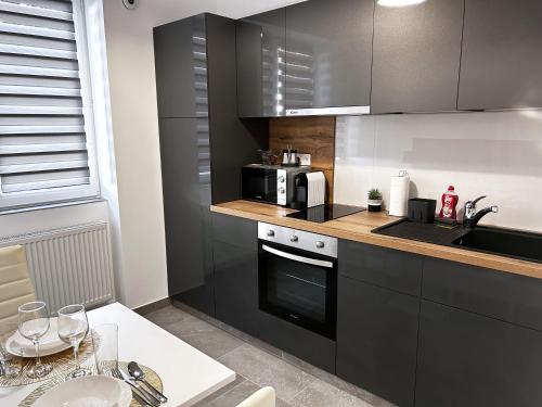 Una cocina o kitchenette en Downtown Apartments Pécs