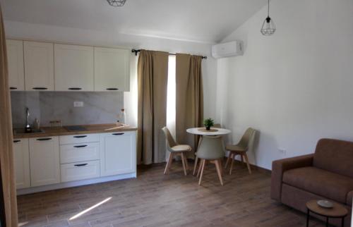 Virtuvė arba virtuvėlė apgyvendinimo įstaigoje Apartmani Stefanos Zelenika