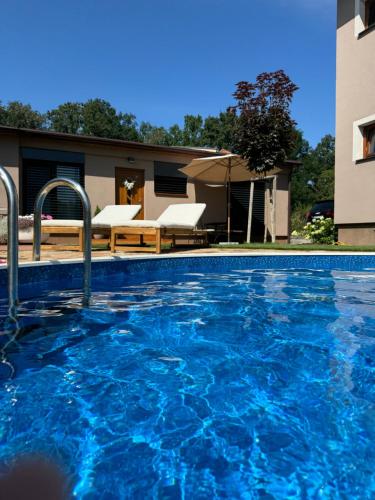 una piscina con acqua blu di fronte a un edificio di Apartmán Květinová zahrada a Praga