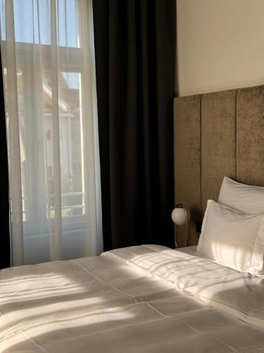 Cama ou camas em um quarto em META SUITES historic city living