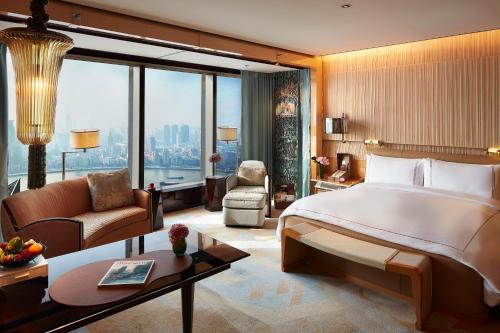 Ліжко або ліжка в номері The Ritz-Carlton Shanghai, Pudong