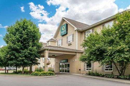 un hotel con un cartello sul lato di un edificio di Quality Inn Airport a Moncton