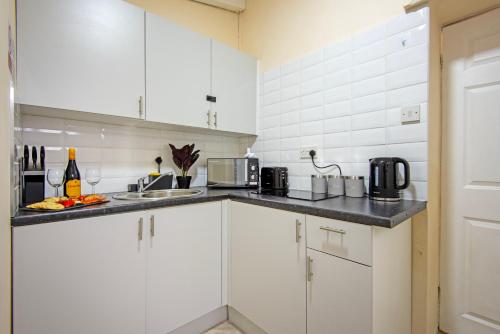 Кухня або міні-кухня у 5 minutes walk from Bury city centre - 2 bed flat